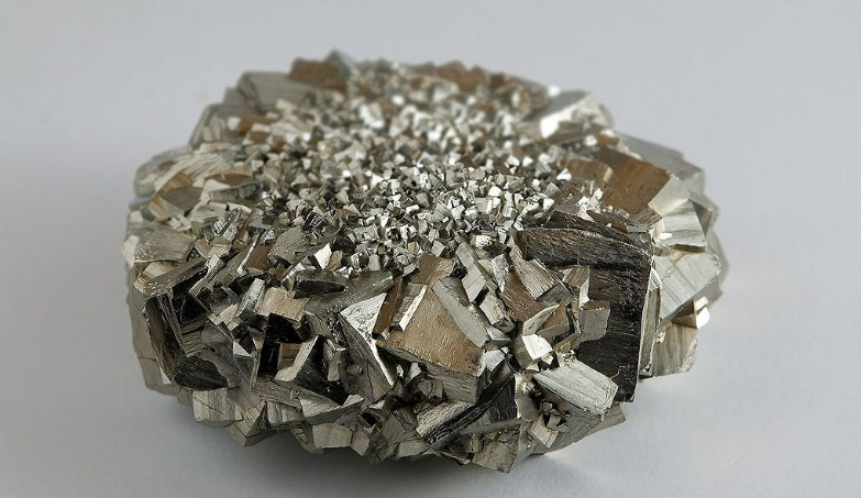 شکل زیبای نمونه سنگ آهن خارج شده از معدن سنگ