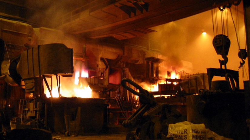 نمای داخلی از یک کارخانه فولاد