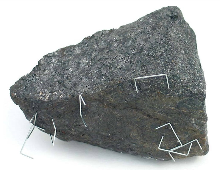 سنگ آهن مگنتیت دارای خاصیت مغناطیسی