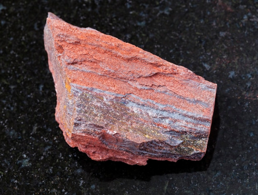 تصویری از یک سنگ معدن آهنی که بلود اکتائدر دارد